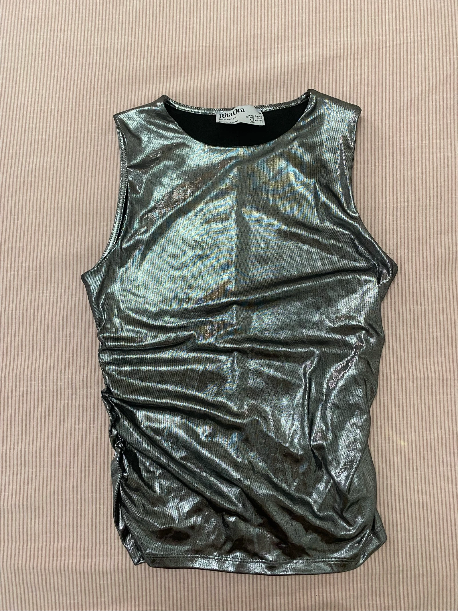 Blusa com efeito metálico